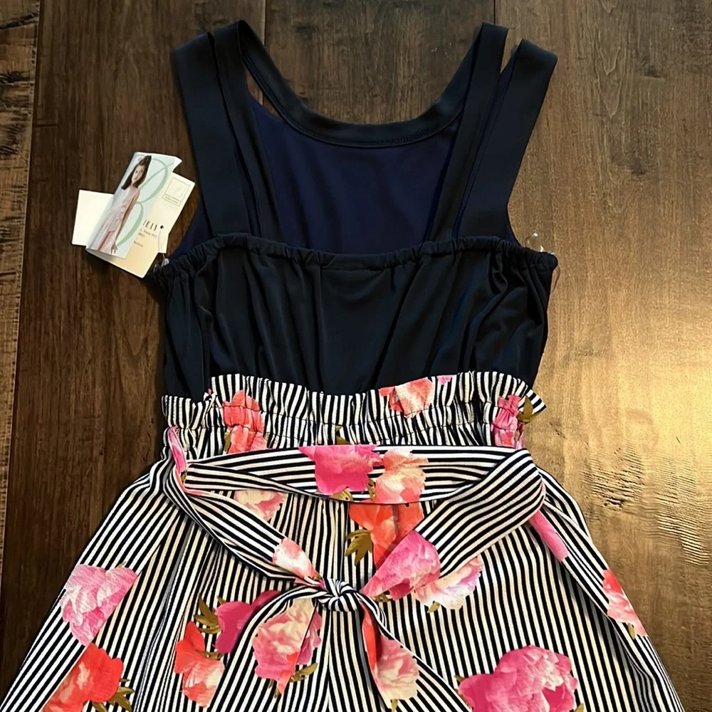 Such a beautiful wide legged jumpsuit with flowers. Great material! - Picture 4 of 4